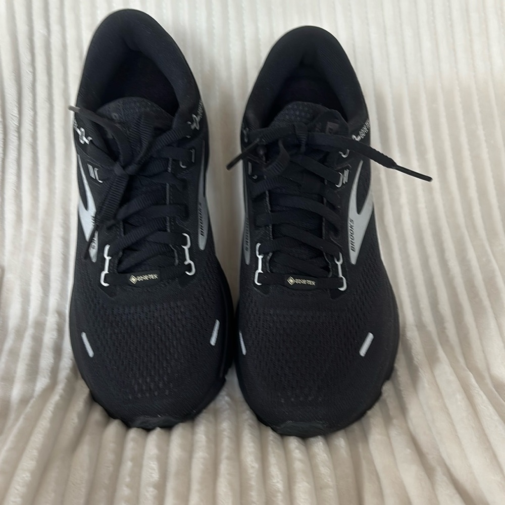 Women’s Brooks Gore-Tex waterproof sneakers. Size9